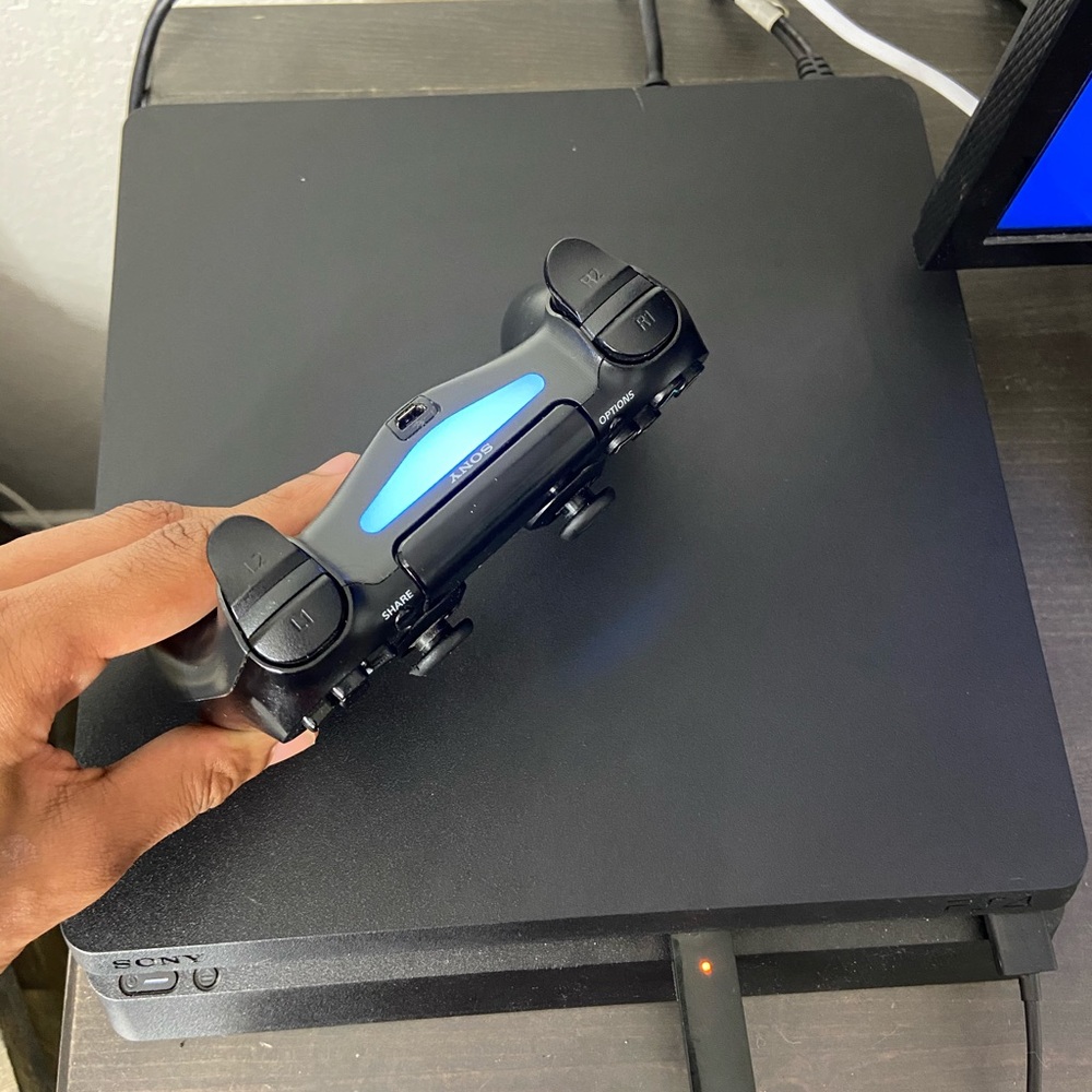 PS4 1 tb comes with games in picture